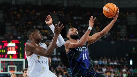 Hilliard, en un acci�n de ataque presionado por el jugador del Burgos Yannick Nzosa.