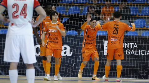 Bingyoba, Charly, Raid e Izan celebran el gol burelista contra el Legan�s en el Vista Alegre.