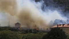 Desalojan una vivienda por un incendio ocurrido en las inmediaciones de varias casas en Ponteceso