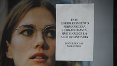 Aviso de un negocio de Santiago cerrado por el estado de alarma