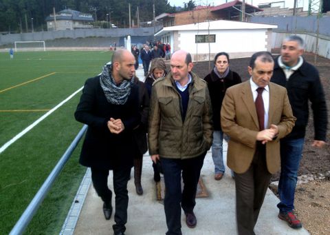 El edil Manuel Alejandro charla ayer con Rafael Louz�n en compa��a del alcalde porri��s. 