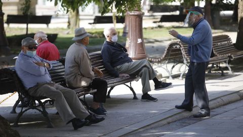 Personas con masacarilla por las calles de Lugo