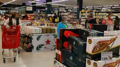 Clientes en un supermercado de la comarca