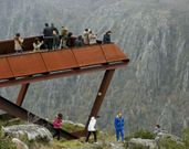 Turistas en un mirador del Sil, el pasado viernes Santo. 