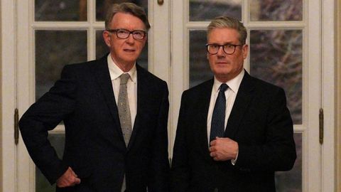 Peter Mandelson y Keir Starmer, en la residencia del primero como embajador, en Washington en el 2025