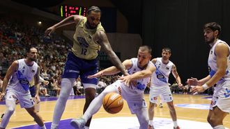 Joel Soriano brega por un bal�n con Sani Aranitovic durante la segunda semifinal de la Copa Galicia.