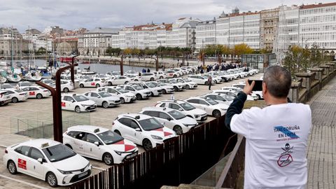 Concentraci�n de taxis en O Parrote despu�s de circular en marcha lenta desde la entrada de la ciudad en protesta por la actividad ilegal de los VTC