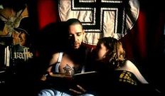 Russell Crowe es el l�der de una banda nazi en �Romper Stomper�