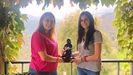 Raquel y Verónica Álvarez son las encargadas de llevar las riendas de la Quesería Temia. En la fotografía posan sonrientes con el premio obtenido en La Foz de Morcín