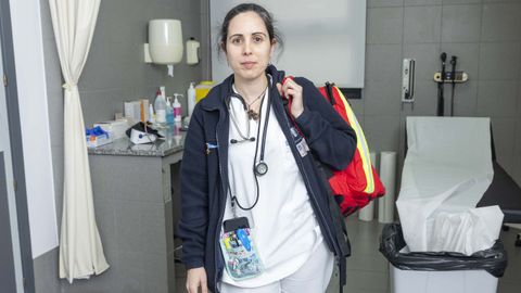 La coru�esa Sara Alvar pasa consulta en el centro de salud de Malpica
