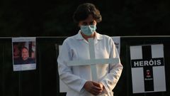 Una profesional sanitaria brasile�a participa en un homenaje a los compa�eros que han fallecido por coronavirus