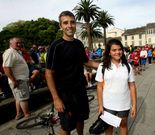 El alcalde entreg� la bici que regal� el Concello a Sof�a.