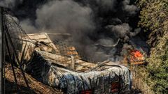 Vista del incendio en el patio de la nave industrial.