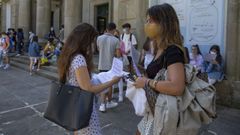 Unos alumnos esperaban a la puerta de la facultad de Qu�mica de Santiago para acceder al �ltimo examen de selectividad