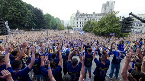 El Real Oviedo celebra en la calle Ura su ascenso a Primera Divisin