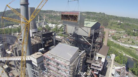 Instalaci�n de uno de los elementos de la planta de desnitrificaci�n en la t�rmica de Soto 3