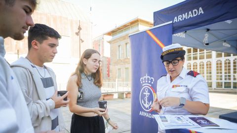 La cabo Alba Miguens, atendiendo a unos j�venes este jueves en el campus