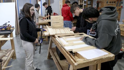 Alumnos de FP de la familia de madera en Melide