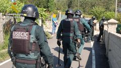 Acceso de la Guardia Civil a la vivienda en Portas donde resid�a el detenido