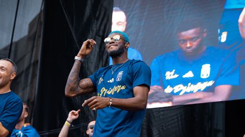 El jugador del Real Oviedo, Sibo, durante la celebraci�n del ascenso del club