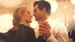 Sarah Pidgeon, que interpreta a Carolyn Bessette, y Paul Anthony Kelly, en la piel de John F. Kennedy, en una imagen de la serie.