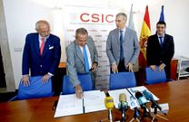 Francisco Conde (segundo por la derecha) el d�a que anunci� en Pontevedra la postura sobre Elnosa. 