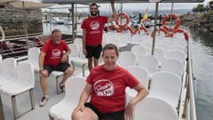 Personal de la empresa TerralMar, ese jueves en el muelle ribadense de Porcill�n