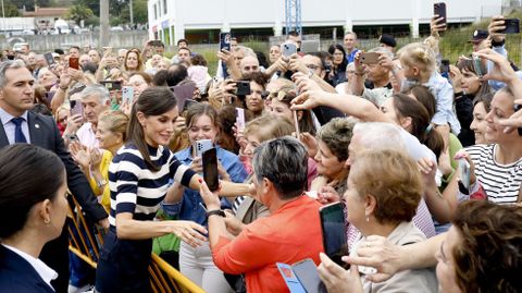 La reina se acerc a saludar a los numerosos vecinos que la despidieron con aplausos, tras aguardar varias horas ante el centro