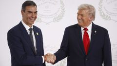Saludo entre Donald Trump y Pedro Sánchez