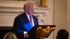 Trump durante una cena con senadores republicanos y otros invitados en el Comedor de Estado de la Casa Blanca en Washington,el viernes.