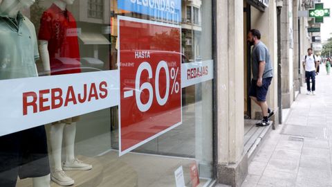 El comercio compostelano lleva semanas vendiendo con descuentos, que ahora son m�s agresivos, por encima del 50 %.