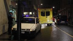 El coche que provoc� el atropello, aparcado sobre la acera junto a la ambulancia medicalizada