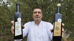 Julio Quiroga posa con los aceites que elabora en Ouro de Quiroga
