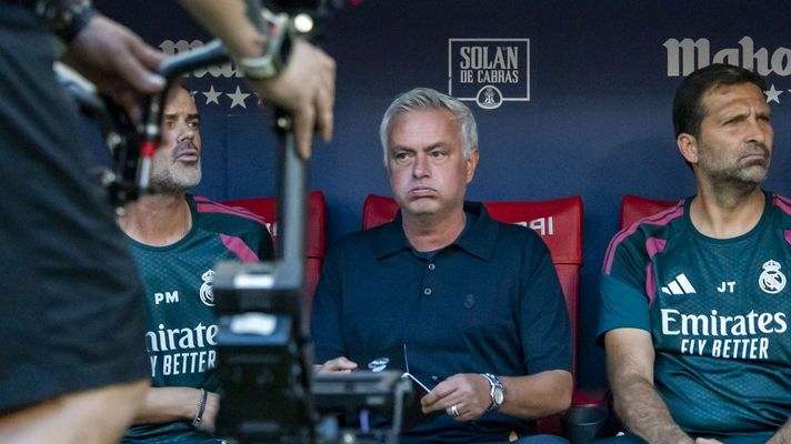Jos&eacute; Mourinho en el banquillo del Real Madrid, durante un partido.