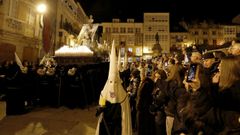 En imagen de archivo, el paso de La Piedad transitando en procesin por la Praza Maior en uno de los momentos ms emotivos de la Semana Santa de Viveiro, declarada de Inters Turstico Internacional