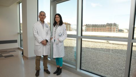 El�as Delgado jefe de secci�n de diabetes del Servicio de Endocrinolog�a y Nutrici�n del HUCA y  Jessica Ares, doctora en el HUCA