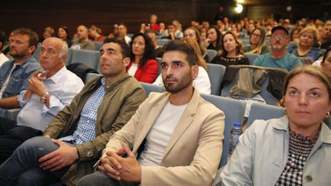 Matías Cañón, el portavoz del PP en A Illa, en el centro de la imagen