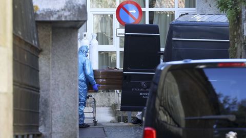 25 de marzo, d�a 11 de confinamiento. La Xunta habilita dos residencias para atender a mayores con COVID-19. Una de ellas se ubica en el concello ourensano de Ba�os de Molgas y, la segunda, en Santiago. La Administraci�n auton�mica asume la tutela de los geri�tricos privados durante la crisis sanitaria. En la imagen, los servicios funerarios sacan un f�retro de la compostelana residencia Porto do Cami�o.