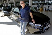 Jos� Luis Pe�a se encontr� con su nuevo coche ayer en el concesionario Arrojo de Oleiros.