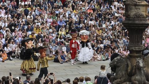 Actuaci�n de cabezudos en Santiago durante las Festas da Ascensi�n del 2024