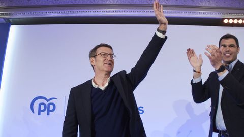 El presidente del Partido Popular, Alberto N��ez Feijoo, junto al del PP de Navarra, Javier Garc�a, en un acto de precampa�a este domingo. 