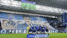 Los jugadores del Real Oviedo, con el tifo de Symmachiarii al fondo