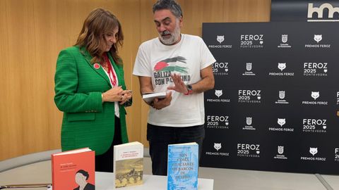 Montse Fajardo y Demetrio G�mez, con las tres obras elegidas para el club de lectura 