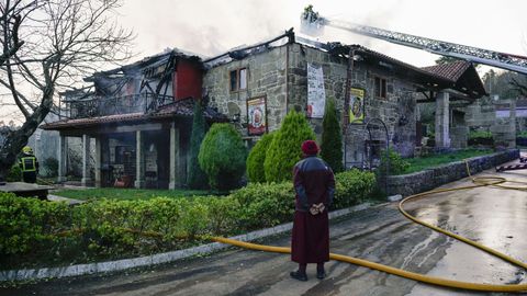 El lama budista Lobsang, residente en el monasterio de Ventoselo, contempla cmo trabajan los bomberos en la extincin.