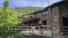 Xulia (en primer t�rmino) en la Greler�a, residencia art�stica en una aldea de O Incio de 6 habitantes.