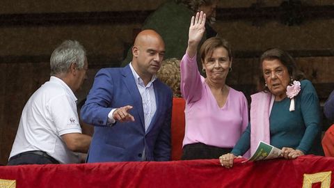 La alcaldesa de Gijón,Carmen Moriyón (2d) saluda desde el palco durante su asistencia a un festejo mixto de la Feria de Begoña