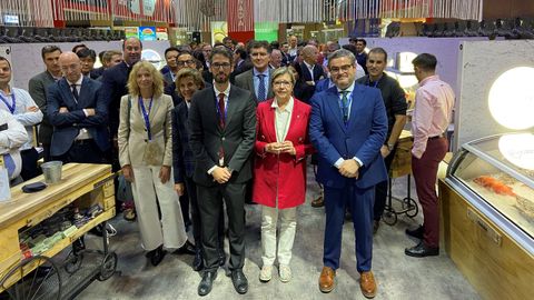 En primer plano, primero y segundo por la derecha, Antonio Basanta (director de Pesca en la Consellera do Mar) y Rosa Quintana (conselleira de Mar), acompaados de Roberto Alonso (secretario general de Anfaco-Cecopesca) y de otros representantes de empresas gallegas en la feria Sial Paris 2022