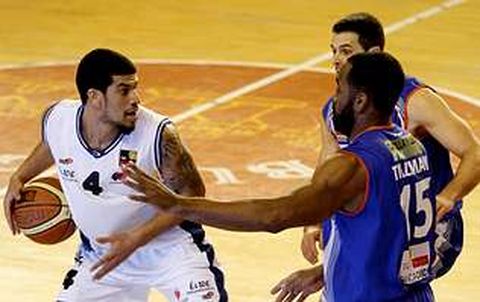 Feldeine, con el bal�n, ante un dos contra uno realizado por Chus Castro y Tillman, de Burgos.