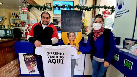 Sin salir de Vigo, en la Avenida Alcalde Portanet, tambin se ha vendido otro de los dcimos agraciados en la Lotera del Nio, se trata de un boleto del 44469.