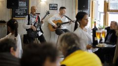 El Bocat�n de Alfredo Vicenti, en A Coru�a, celebr� el tercer aniversario bajo la nueva gerencia de Yago Carreira con la m�sica de Pablo Balseiro